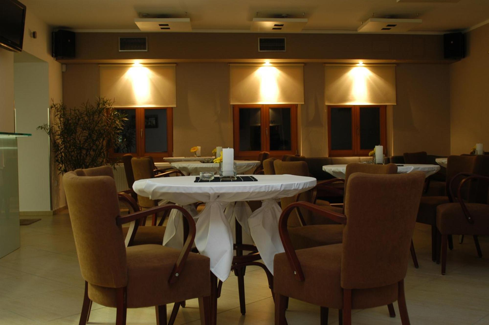 Penzion a CaféRestaurant U lávky Chrudim Exterior foto
