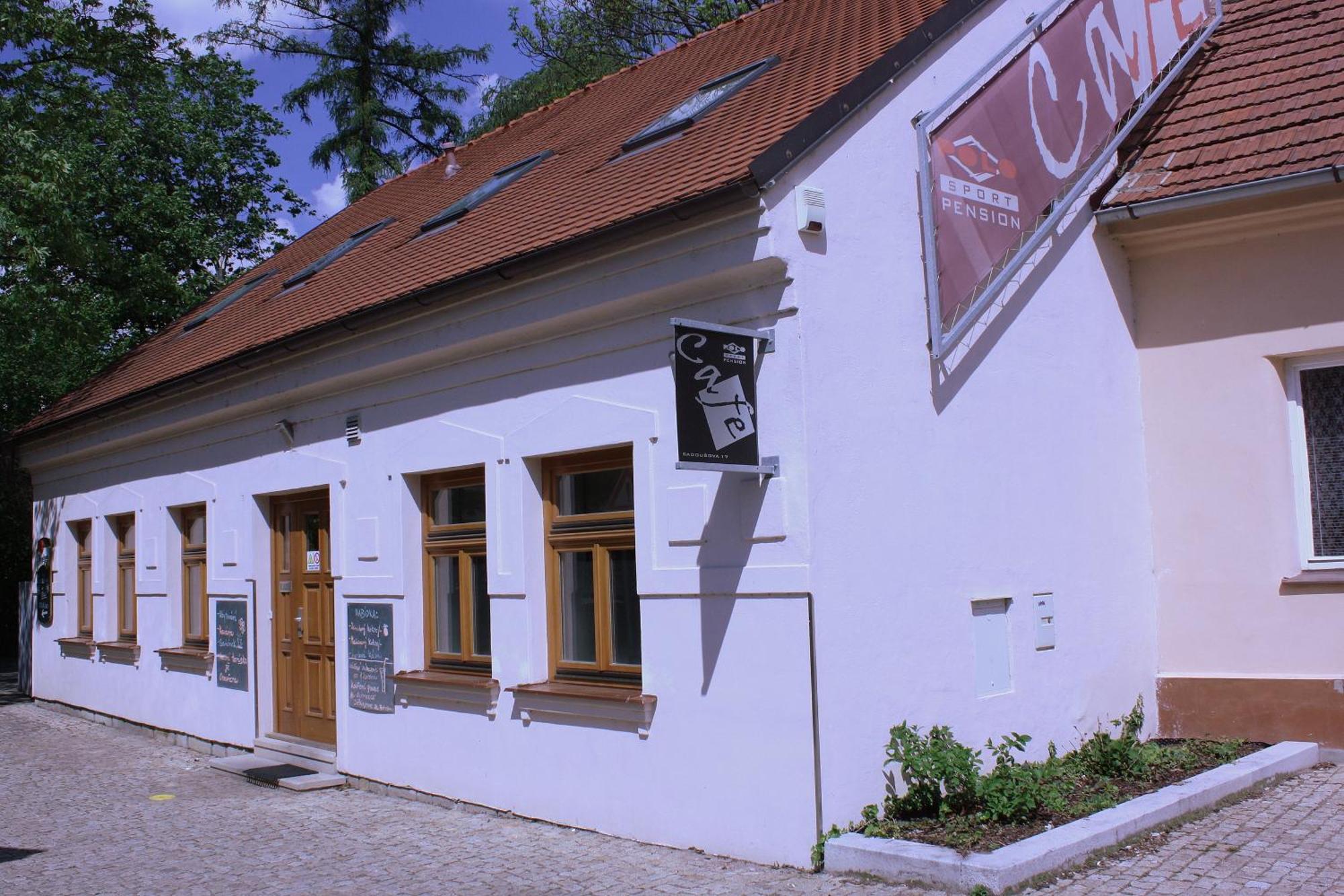 Penzion a CaféRestaurant U lávky Chrudim Exterior foto